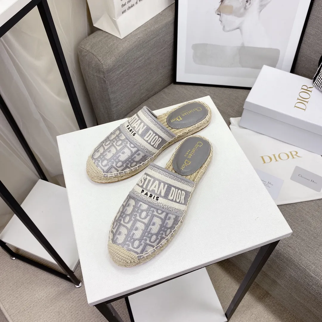 👟👟Ex-factory price 400👟👟 If the top version (original embroidery is done one to one) is cheaper, please avoid Dior | Dior ²⁰²¹𝐬𝐬🧡💚2021 early spring new products top version ⚠️The counter features the latest fisherman shoe series, hard goods are new🆕❥purchase level! Full of high-end feel! A popular model among bloggers at home and abroad, it’s retro and fashionable and looks amazing on your feet! Mainly recommended model on the official website ★━━━━━ ЅᏇєєt ━━━━━▪️ Upper: Original copy of pure cotton thread ➕ Three-dimensional electric embroidery ▪️ Lining: Imported water-dyed sheepskin lining ▪️ Outsole: Original handmade hemp rope combination wear-resistant rubber outsole ▪️ Shoe size: 35-39 (40 is custom-made and cannot be returned or exchanged) ▪️